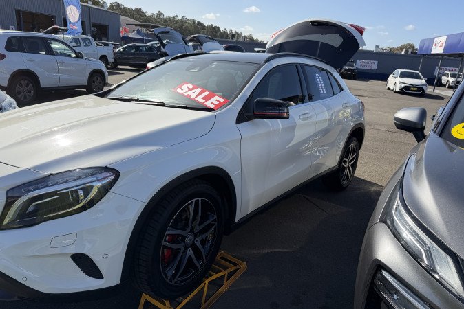 2017 MERCEDES-BENZ GLA 180
