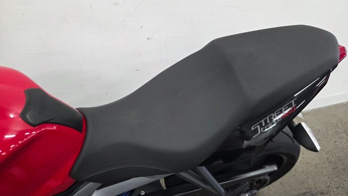 2016 Triumph STREET TRIPLE 660 Red