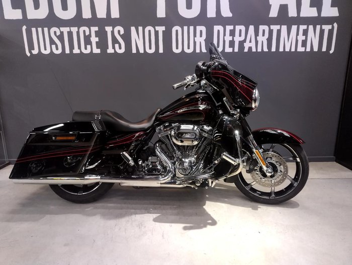 2010 Harley-Davidson CVO Street Glide 110 (FLHXSE)