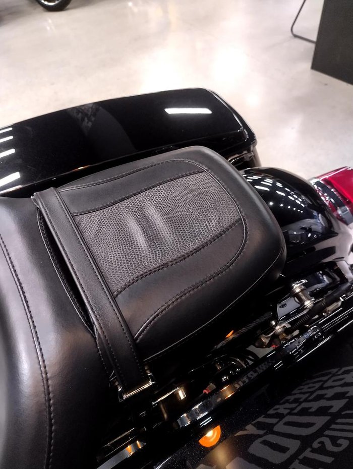 2010 Harley-Davidson CVO Street Glide 110 (FLHXSE) CVO Black