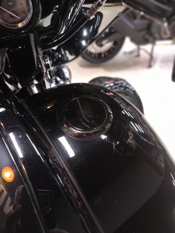 2010 Harley-Davidson CVO Street Glide 110 (FLHXSE) CVO Black
