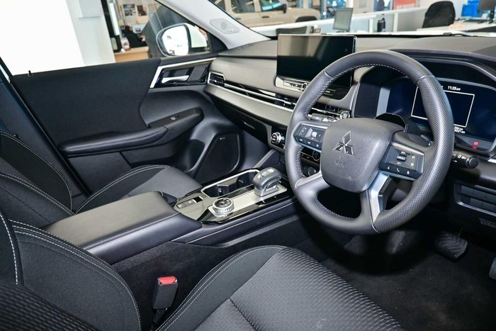 2025 Mitsubishi Outlander LS