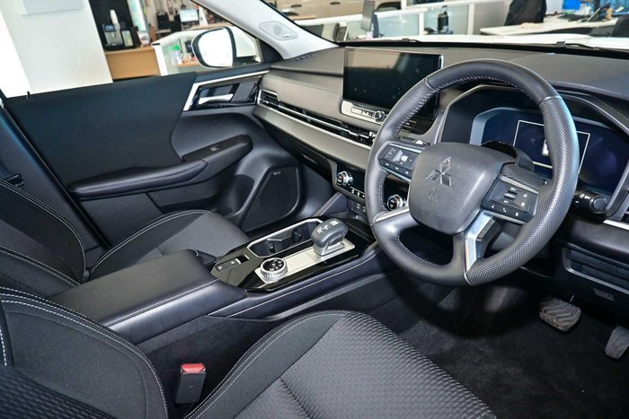 2025 Mitsubishi Outlander LS