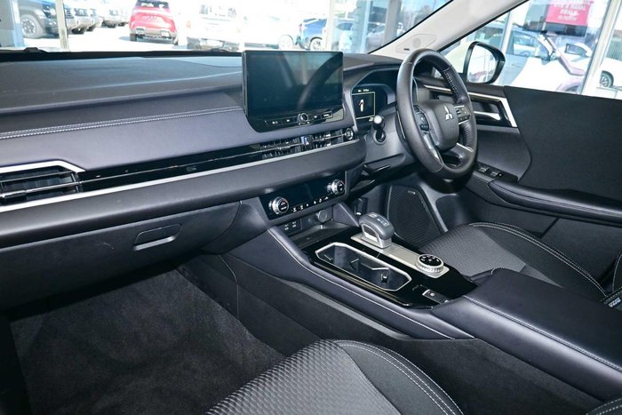 2025 Mitsubishi Outlander LS