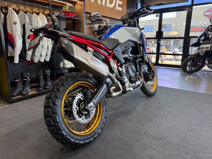 2026 BMW Motorrad F 900 GS ENDURO Racing blue metallic matt / Light white. (14-10)