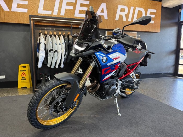 2026 BMW Motorrad F 900 GS ENDURO Racing blue metallic matt / Light white. (14-10)