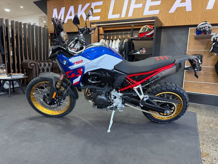 2026 BMW Motorrad F 900 GS ENDURO Racing blue metallic matt / Light white. (14-10)