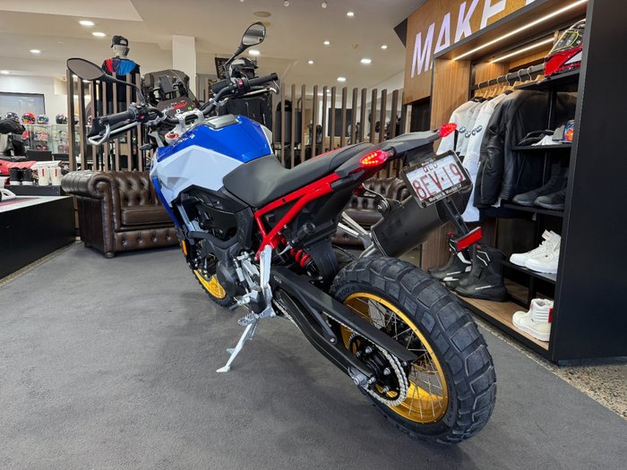 2026 BMW Motorrad F 900 GS ENDURO Racing blue metallic matt / Light white. (14-10)