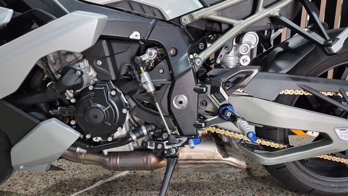 2025 BMW Motorrad M 1000 R WHITE