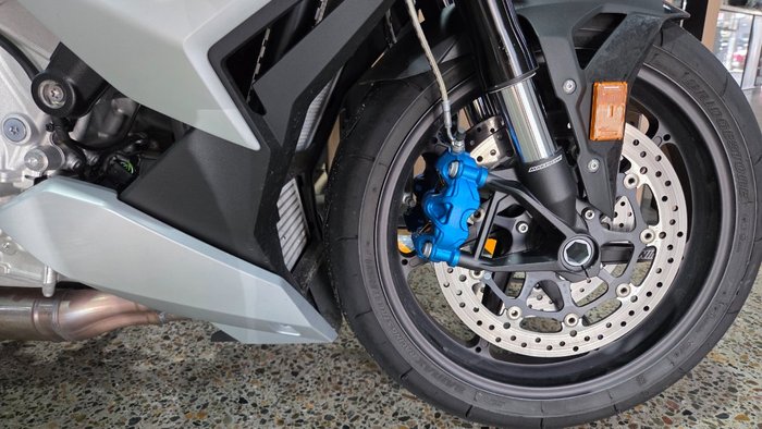 2025 BMW Motorrad M 1000 R WHITE