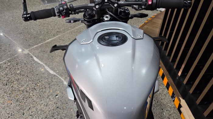 2025 BMW Motorrad M 1000 R WHITE