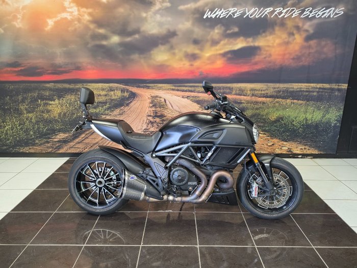 2017 Ducati DIAVEL BLACK