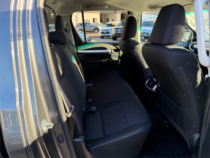 2021 TOYOTA HILUX SR5 (4x4)