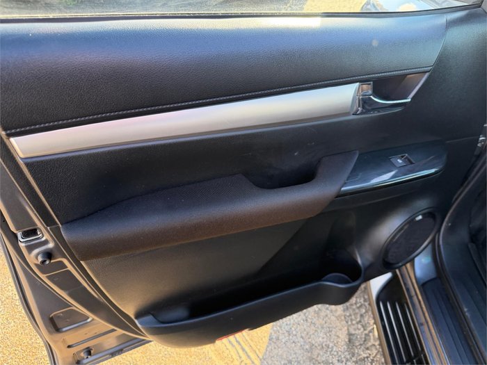 2021 TOYOTA HILUX SR5 (4x4)