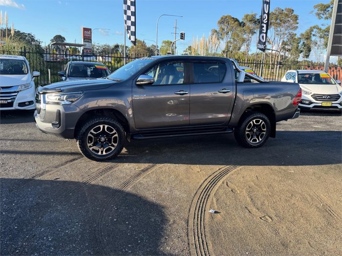 2021 TOYOTA HILUX SR5 (4x4)