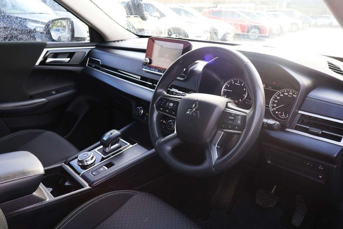 2023 Mitsubishi Outlander ES