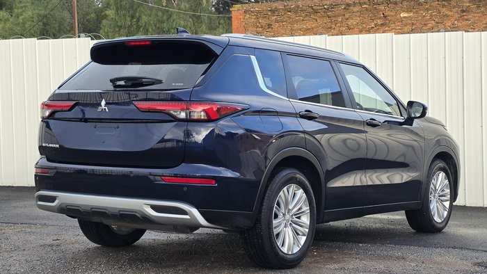2023 Mitsubishi Outlander LS