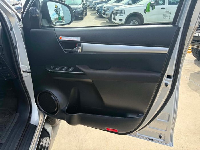 2023 Toyota Hilux SR5