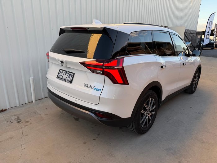 2025 Mahindra XUV700 AX7