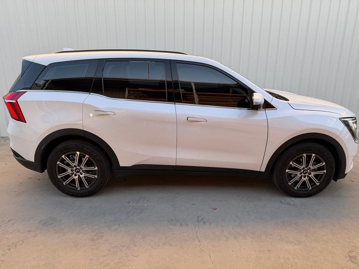 2025 Mahindra XUV700 AX7