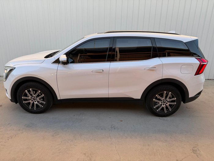 2025 Mahindra XUV700 AX7
