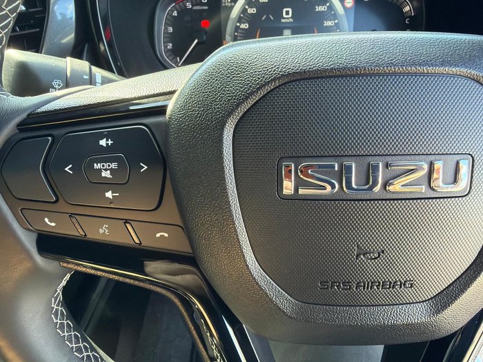 2025 Isuzu D-MAX BLADE