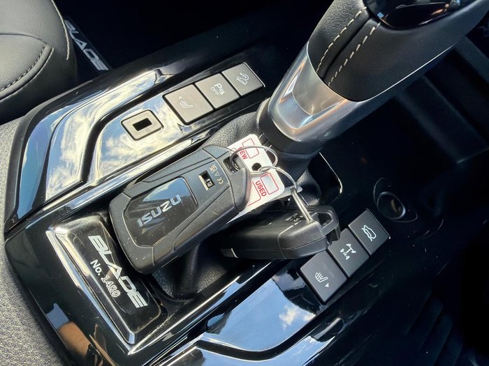 2025 Isuzu D-MAX BLADE