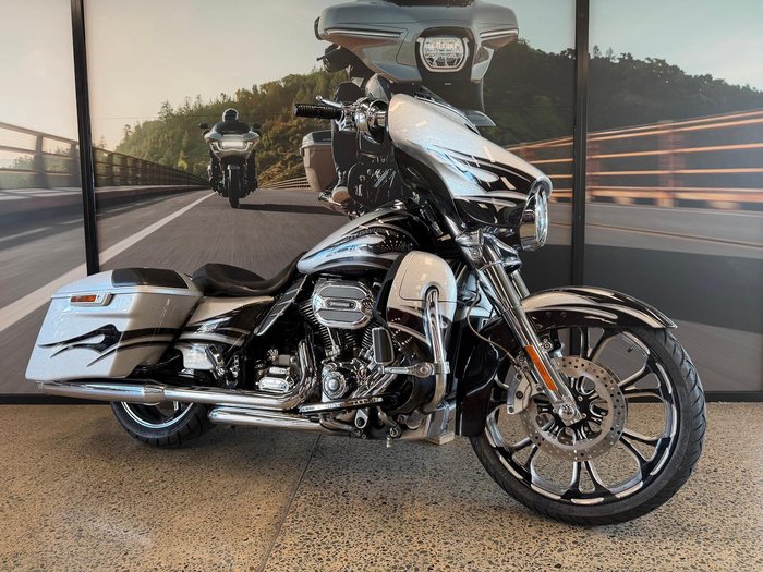 2015 Harley-Davidson CVO Street Glide 110 (FLHXSE)