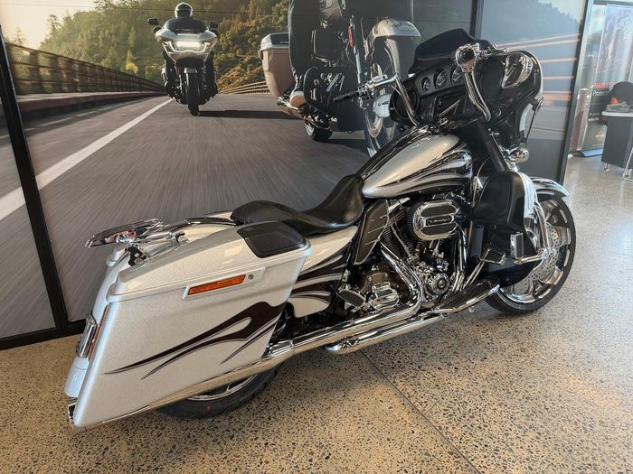 2015 Harley-Davidson CVO Street Glide 110 (FLHXSE)