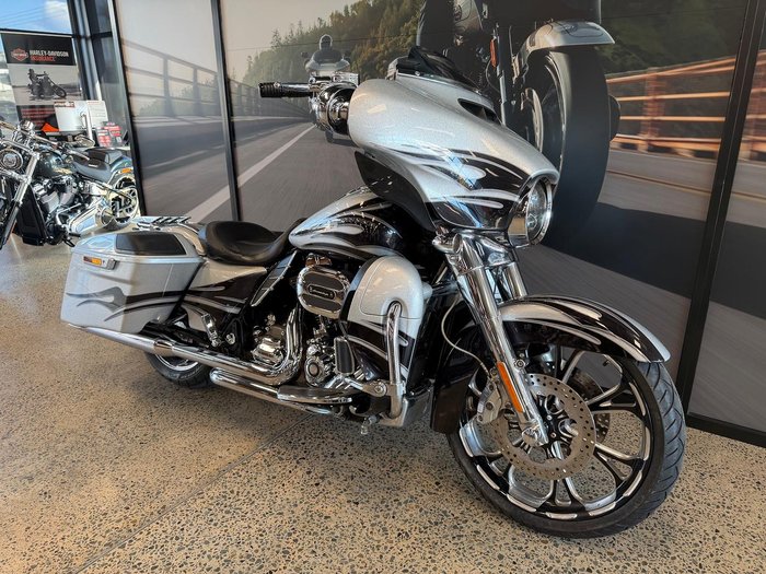 2015 Harley-Davidson CVO Street Glide 110 (FLHXSE)