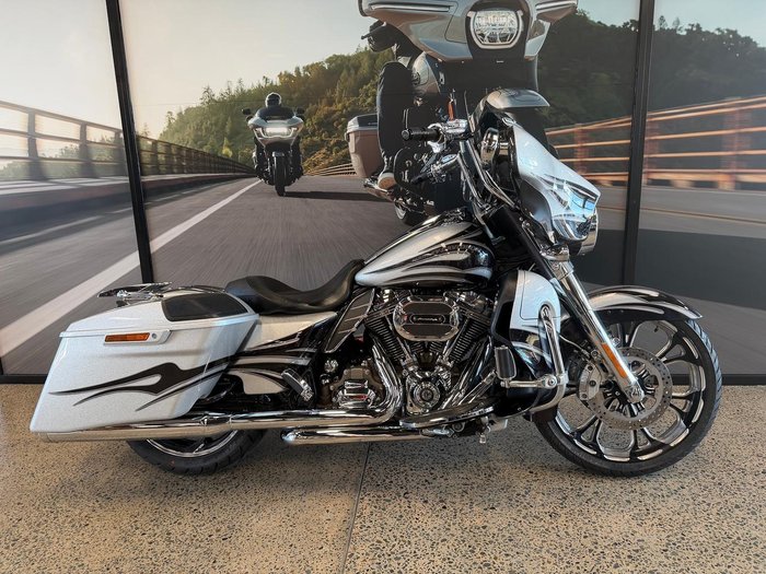 2015 Harley-Davidson CVO Street Glide 110 (FLHXSE)