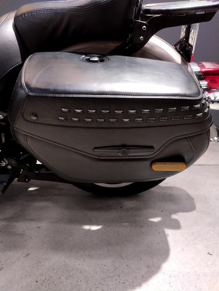2018 Harley-Davidson Heritage Classic 107 (FLHC) Softail Silver