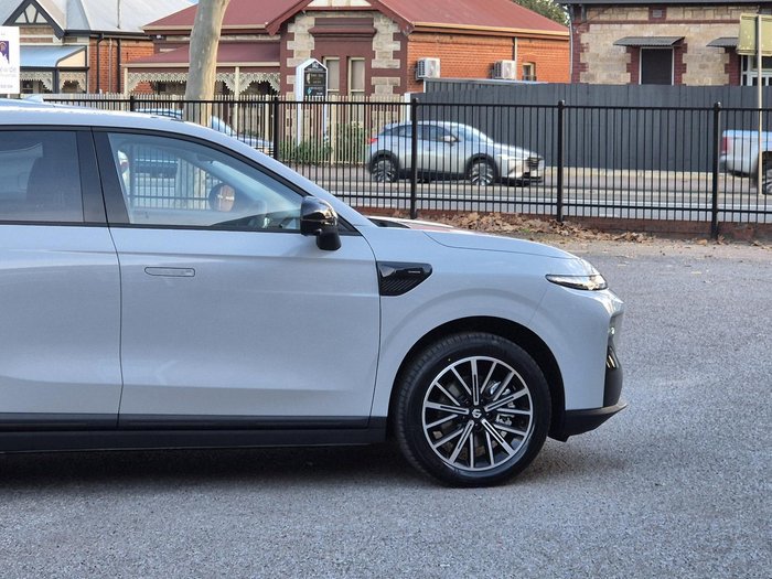 2026 Leapmotor B10 Design LR