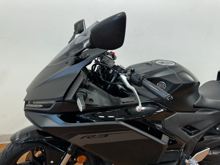 2025 Yamaha YZF-R3 Black