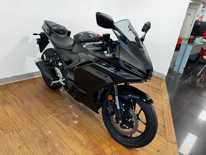 2025 Yamaha YZF-R3 Black