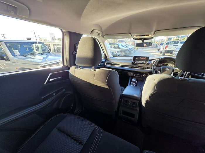 2023 Mitsubishi Outlander ES