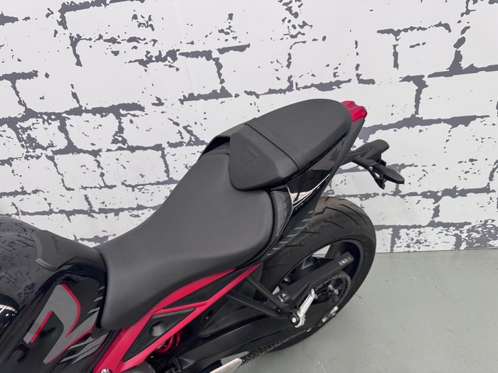 2021 Triumph Street Triple R 765 Low Street Triple Black