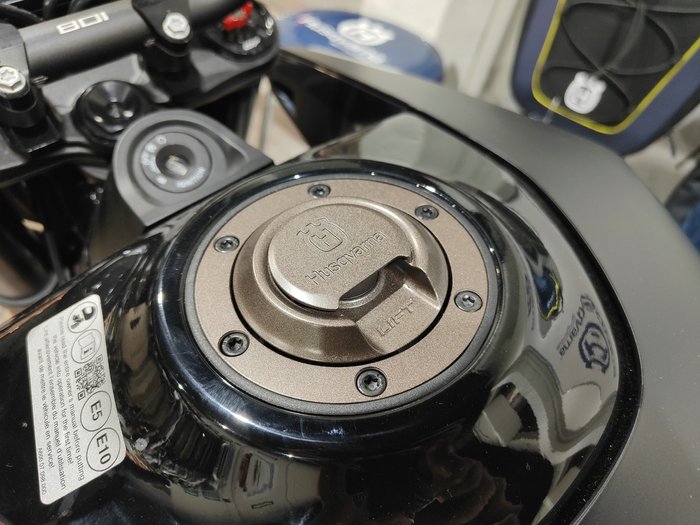 2024 HUSQVARNA SVARTPILEN 801 ROAD SILVER