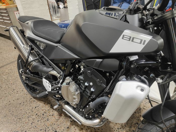 2024 HUSQVARNA SVARTPILEN 801 ROAD SILVER