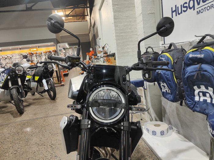 2024 HUSQVARNA SVARTPILEN 801 ROAD SILVER
