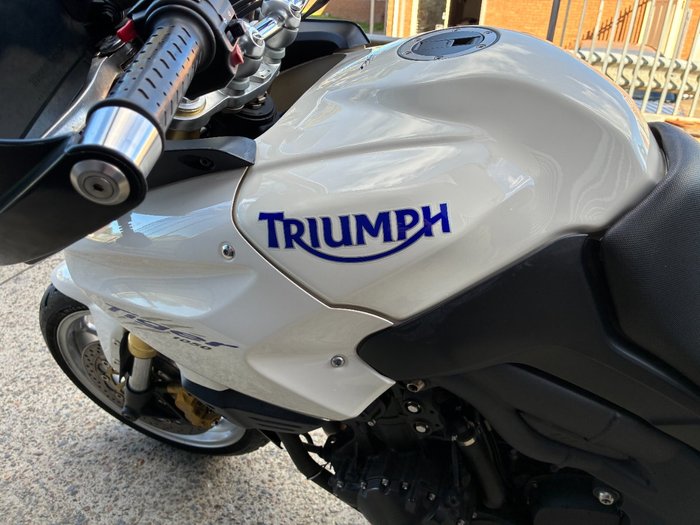 Triumph 2008 1050cc triumph tiger RED/WHITE