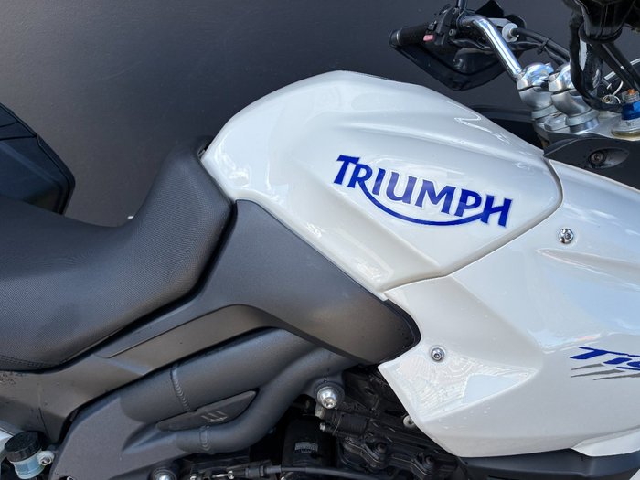Triumph 2008 1050cc triumph tiger RED/WHITE