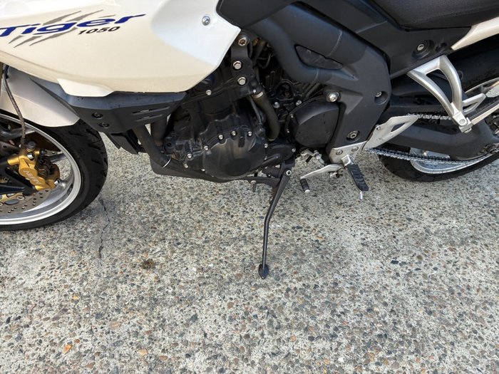 Triumph 2008 1050cc triumph tiger RED/WHITE