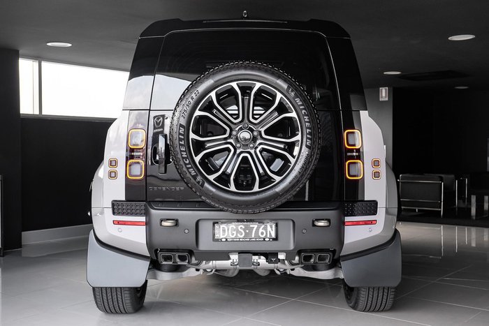 2026 Land Rover Defender 110 P635 OCTA