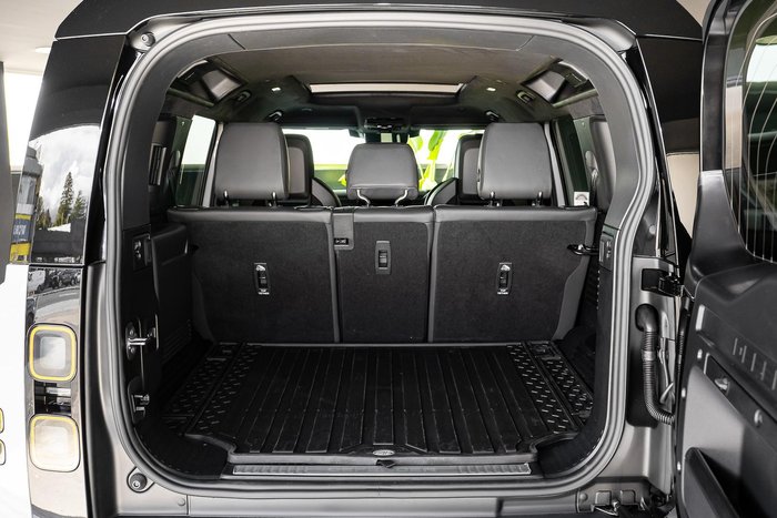 2026 Land Rover Defender 110 P635 OCTA