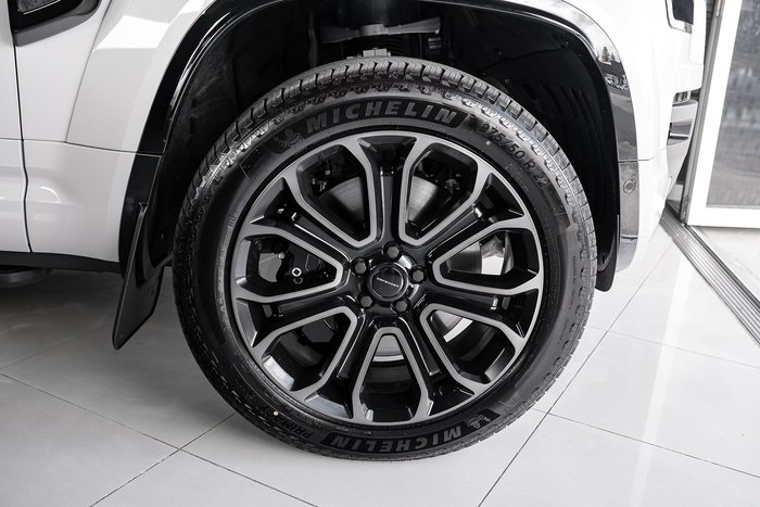 2026 Land Rover Defender 110 P635 OCTA