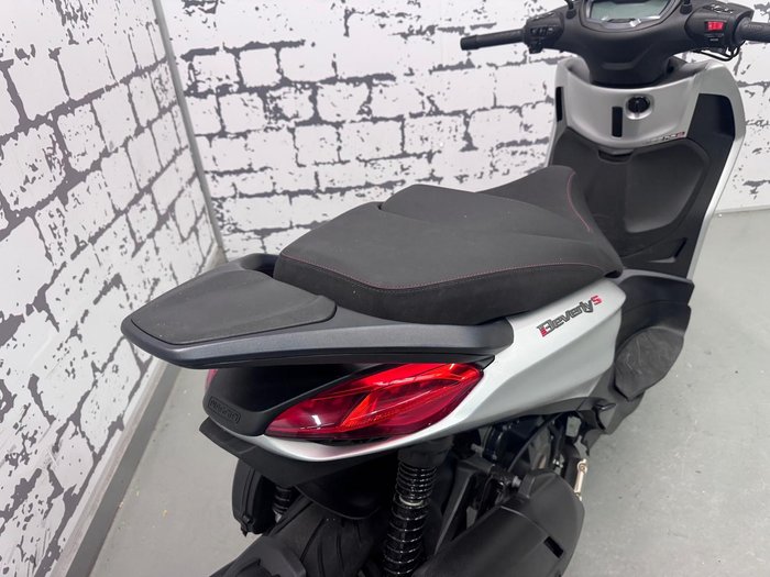 2021 Piaggio Beverly 400 S Beverly Silver