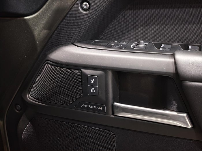 2025 Land Rover Defender 110 D350 X-Dynamic SE