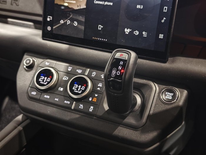 2025 Land Rover Defender 110 D350 X-Dynamic SE
