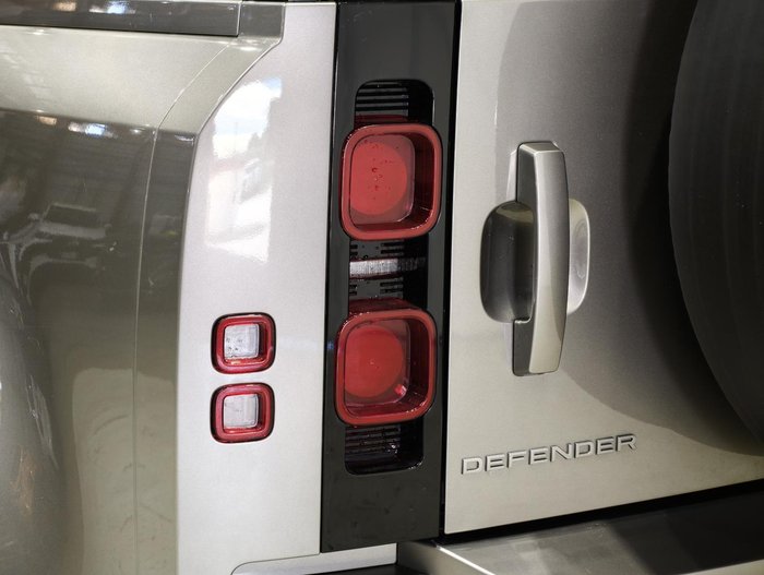 2025 Land Rover Defender 110 D350 X-Dynamic SE